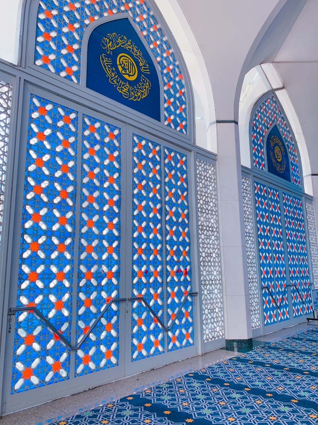 二大有名モスク制覇 ブルーモスクとピンクモスク観光 クアラルンプール マレーシア のお得なオプショナルツアー Hisgo カンボジア