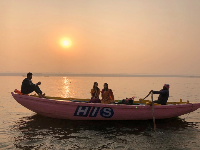 Hisオリジナルボートで巡るガンジス川の朝日 沐浴鑑賞クルーズ バラナシ インド のお得なオプショナルツアー Hisgo ポーランド